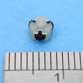 極度の小さいギヤ直径1mmはシャフトで3つの小さく黒いギヤ集まっています