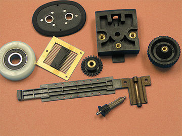 Overmoldingのプラスチック注入は金属リング、プラスチック挿入物の鋳造物が付いているギヤを分けます