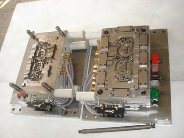 熱処理の自動車部品PA66材料のためのプラスチック注入型の熱いランナー型