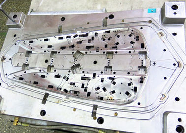 PP材料、自動車分野で使用される部品が付いているプラスチック注入型。